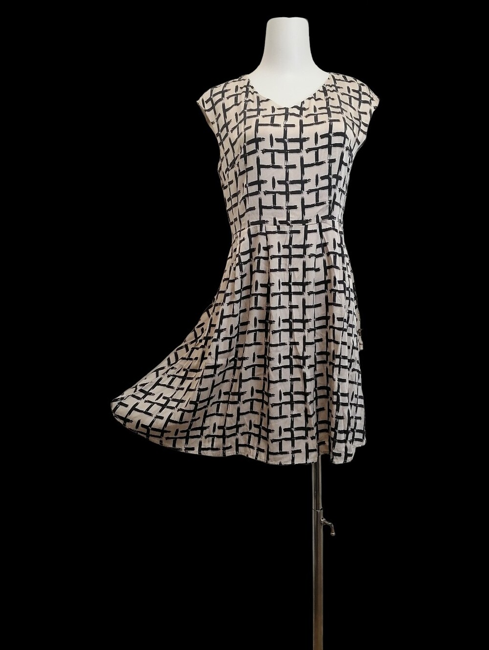 🦉🦉93% Silk, Sleeveless Black & Cream Patterned Fit-and-Flare Dress